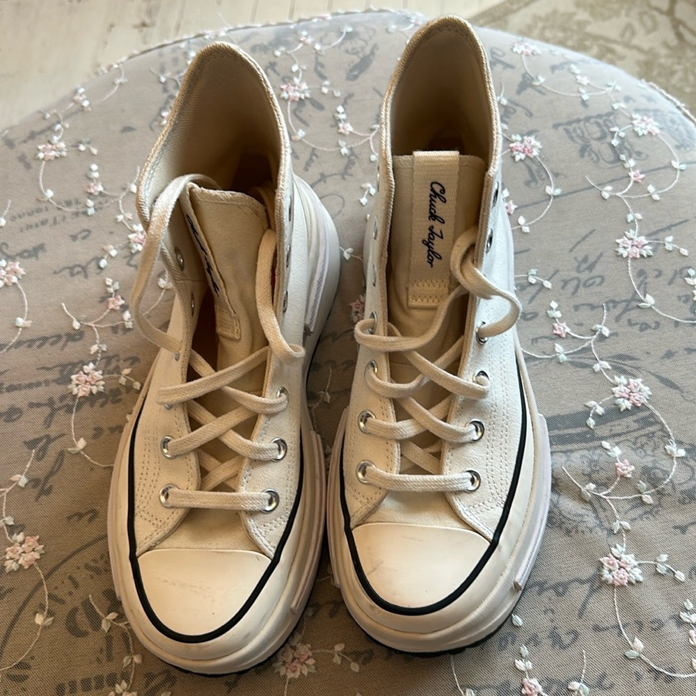 CONVERSE ALL STAR CHUCK TAYLOR HIGH TOP SNEAKER

WOMANS SIZE 8